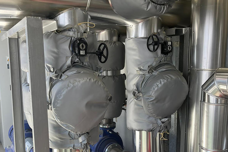 Insulation jackets adaptable to complex shapes